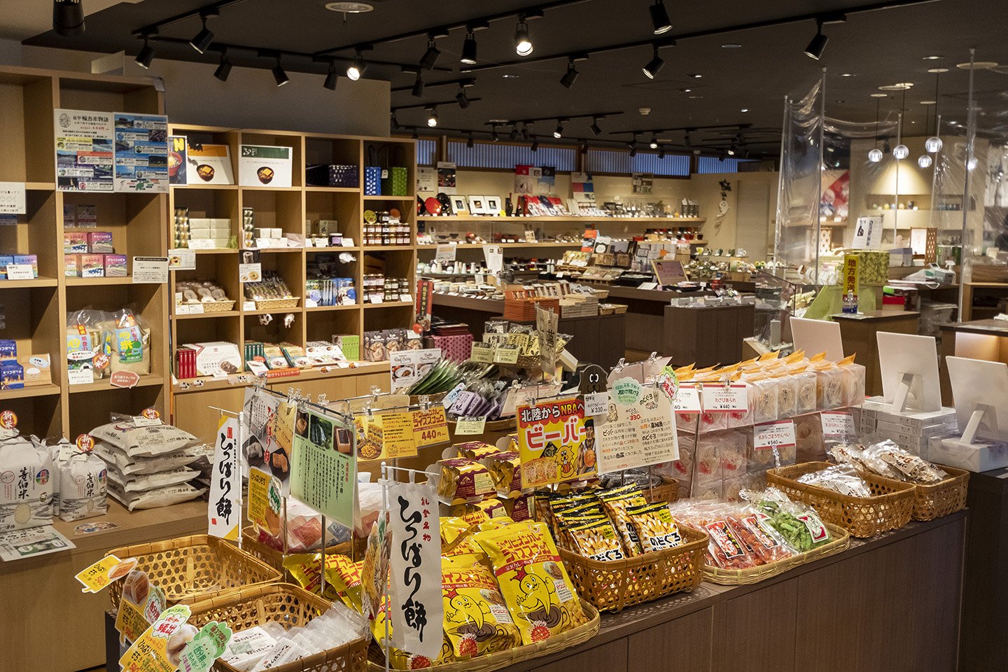 🛍️ 노토 음식 축제 시장 휴게소 (미치노에키 노토 쇼쿠사이 이치바 나나오 피셔맨즈 와프) 이미지 6